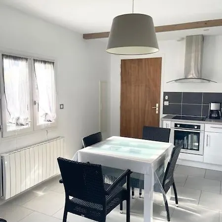 T2 Lumineux, Tres Bien Equipe, Proche Centre-ville Salies-de-Béarn