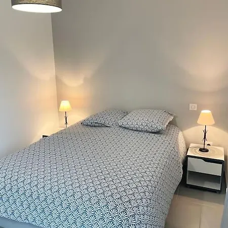 T2 Lumineux, Tres Bien Equipe, Proche Centre-ville Salies-de-Béarn